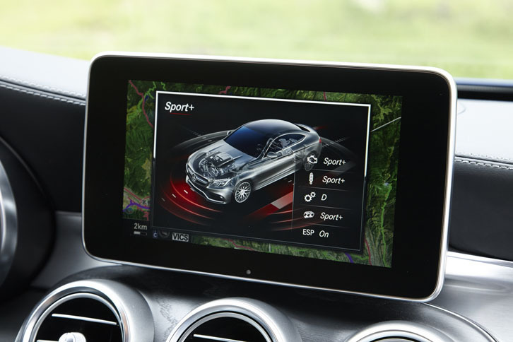 「AMGダイナミックセレクト」の選択画面。あらかじめ設定された4つの走行モードに加えて、自分好みにプリセットできる「Individual」モードも用意される。