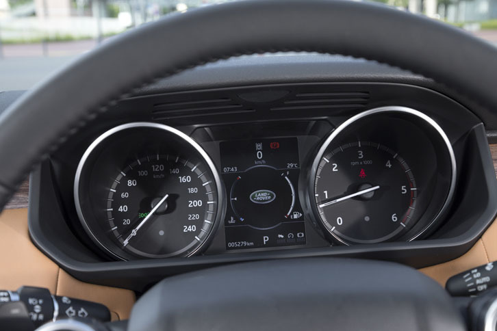 2眼式のメーターパネルのセンターにはカラーディスプレイが備わる。燃費情報のほかに、ナビの進行方向なども表示できる。