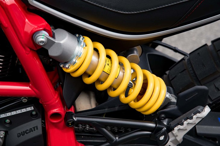 車体左側に取り付けられた、リアのモノショック。KYB製でプリロードとリバウンドの調整機構が備わる。