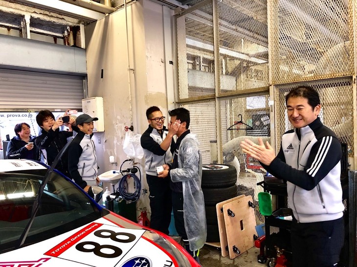 そして土曜日は予選！ ……の前に。今回は、いつも「BRZ」をサーキットまで安全に運び、現地ではメカニックとして作業してくれている別所さんのお誕生日と重なりました。祝福の場には、チーム全員に加えて、スバルファミリーの新井敏弘選手とプロフェッショナルシリーズを同じBRZで戦う新井大樹選手も駆けつけてくれました！