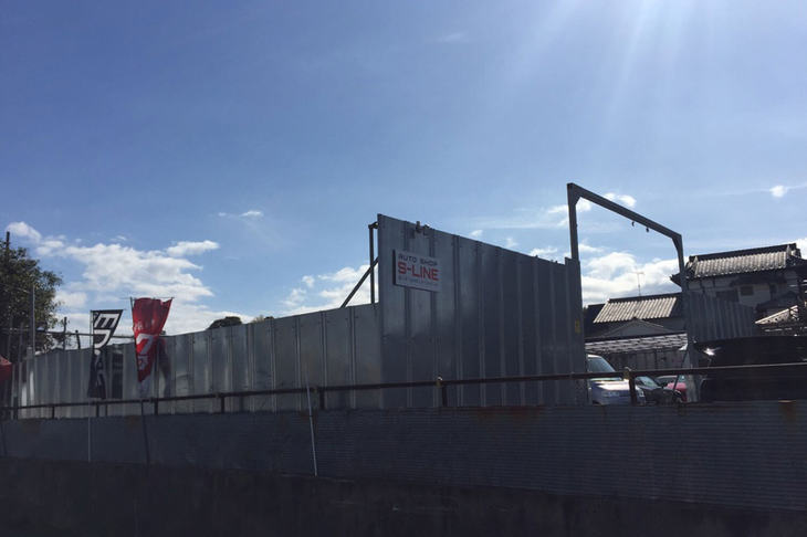 中古車店の外観。一見すると資材置き場のようだ。