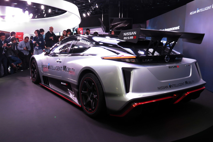 新型「リーフNISMO RC」のリアビュー。ブラックとシルバーのツートンに赤いアクセントを配したカラーリングもイカしてませんか？