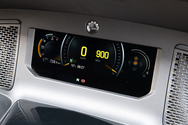 新型「スパイダーRT」では、メーターパネルに新開発の7.8インチLCDカラーディスプレイを採用。携帯端末とのコネクテッド機能も備わっている。