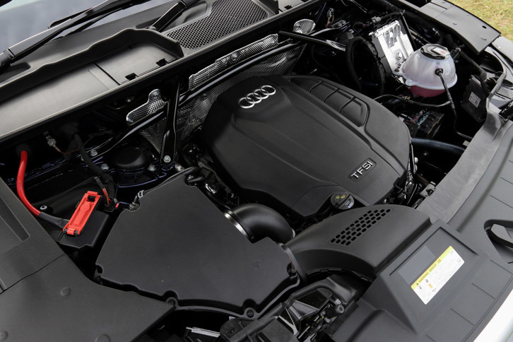 「ファーストエディション」や「2.0 TFSIクワトロ」に搭載される2リッター直4ターボエンジン。従来モデルのものより、高出力・大トルク化に加え、燃費の改善も図られている。