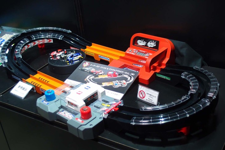 発売に向けて開発中の「スーパースピードトミカ 実況サウンド！ デジタルアクセルサーキット」（仮題）。コース上でトミカ同士の競争が楽しめる。