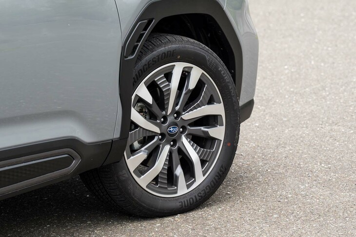 「プレミアム」系のグレードのタイヤサイズは235/50R19。比較用に用意された先代「フォレスター」は225/55R18サイズのタイヤを履いていたので、ここは新型も、同じサイズのタイヤを履く「X-BREAK」系のグレードで試してみたかった……。