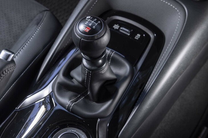 変速機は6段MTのみの設定。シフトダウン時に自動で回転合わせをしてくれる「iMT」機能はステアリングポストの右にあるスイッチでオン／オフが可能。