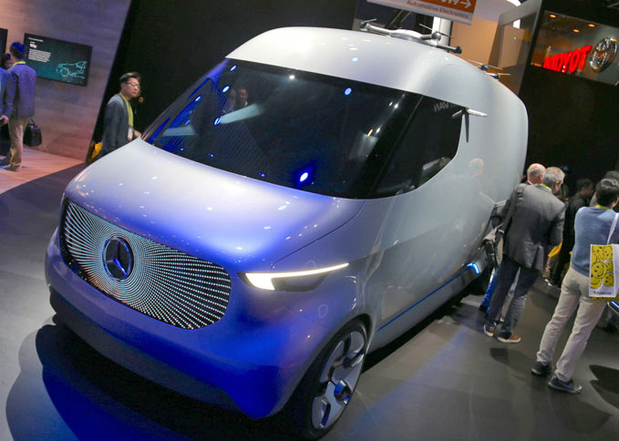 メルセデス・ベンツは、コンセプトカー「ビジョン バン」を米国初公開した。航続距離270kmのEVデリバリーバンで、ルーフに2基のドローンを搭載する。