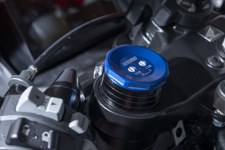 ハンドルのブリッジから、大きく突き出たフロントフォークの頭頂部に注目。フロントサスペンションにはφ41mmのショーワ製「ビッグ・ピストン・フロントフォーク」を採用している。