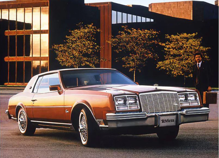 「ビュイック・リヴィエラ」
	1963年にデビューした高級パーソナルカー。「フォード・サンダーバード」のライバルとされる。1999年に生産終了。映画に登場するのは、初のFFモデルとなった6代目。