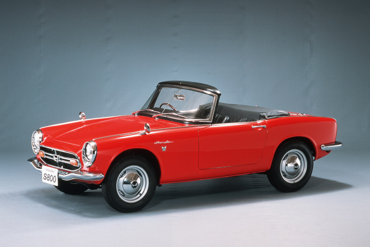 「ホンダS800」
	「Sシリーズ」はホンダが初めて製造した四輪乗用車。1963年に「S500」が登場し、1964年の「S600」、1966年の「S800」と発展していった。ツインカムエンジンに4連キャブレターという高度なメカニズムを持ち、レースでも活躍した。
	