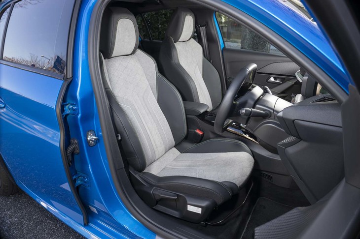 ツートンカラーのシートは、アルカンターラとテップレザーで仕立てられている。