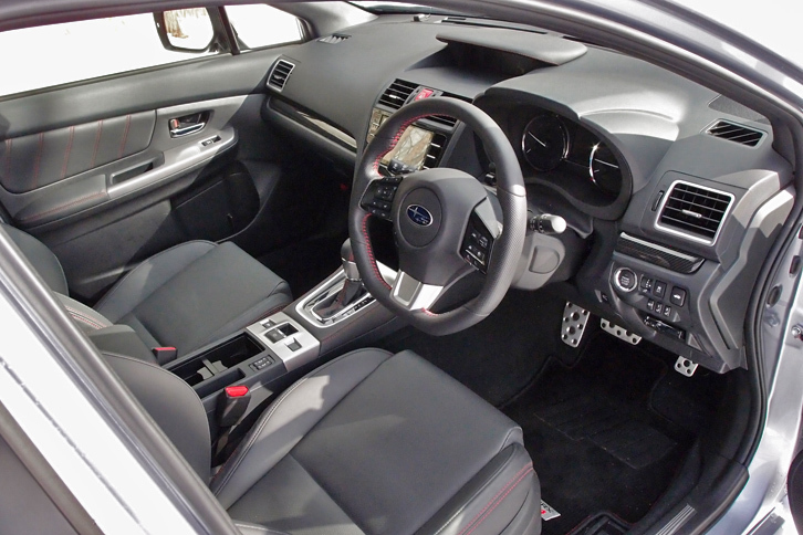 「WRX S4 2.0GT-S EyeSight」のインテリア。カーボン調の加飾パネルやレッドステッチ入りの本革巻きステアリングホイールは、標準で備わる。