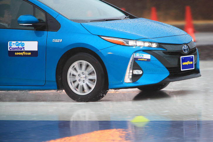 静粛性に加え、乗り心地やロングライフ性能にも配慮がなされている「エフィシエントグリップ コンフォート」。ウエット路面でのグリップ性能も向上しているという。