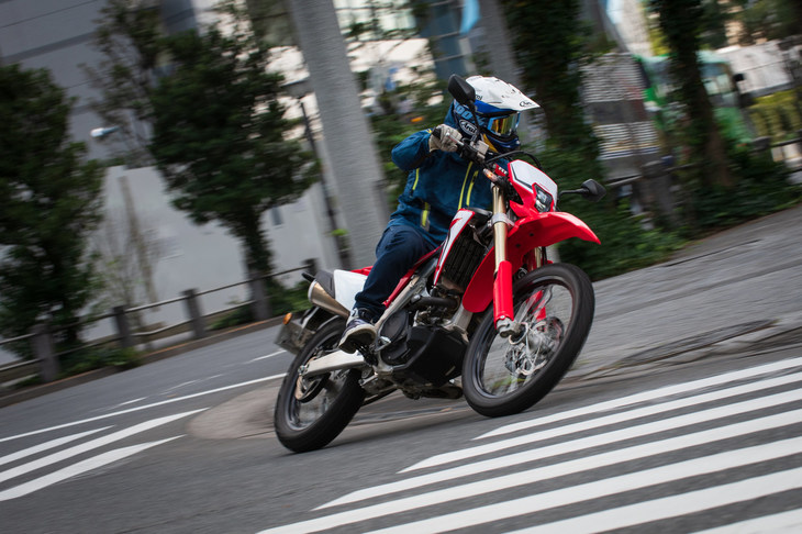 「CRF450L」には、公道走行時の快適性を高めるため、「CRF450R」より1段ギアの多い6段のトランスミッションが搭載される。