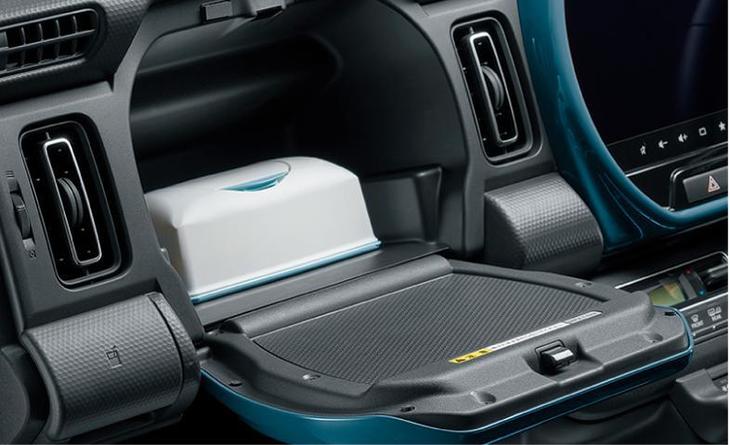 従来型から受け継がれた助手席側のインパネアッパーボックスは、サイズが拡大している。