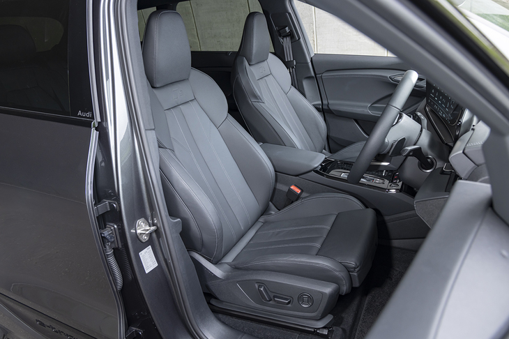フロントのスポーツシートは「Sラインパッケージ」に含まれている。ドライな質感のレザーがアウディらしいポイントだ。