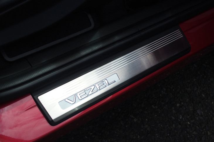 ホンダ・ヴェゼルe：HEV Z Sport Style（用品装着車／サイドステップガーニッシュ）