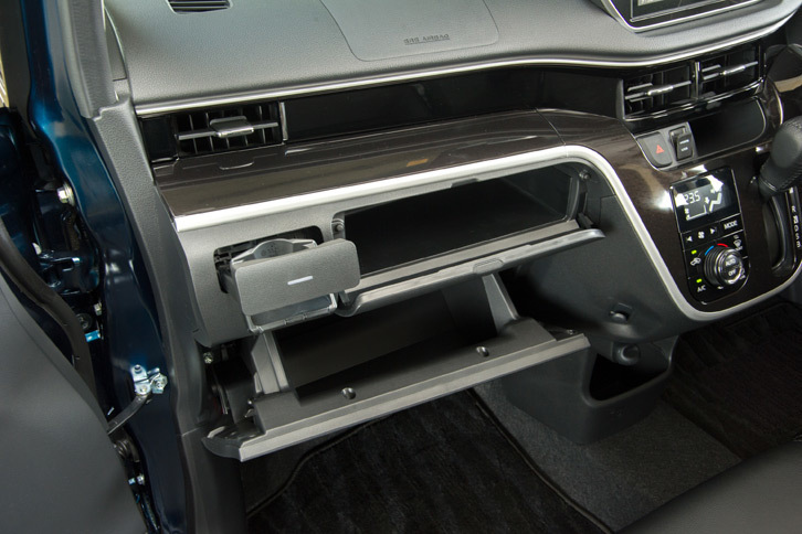 軽乗用車ならではの充実した収納スペース。すっきりと収納できるよう、ダッシュボードの助手席側にはオープントレーではなくフタ付きのインパネボックスが備わっている。