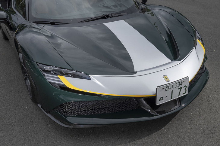 ほった「ナンバープレートといえば、フェラーリも結構苦労している印象がありますね」　
	清水「イタリア車のデザイナーにとって、他国のナンバープレートは頭痛の種だろうねぇ」　
	ほった「いや。ちゃんとこういうナンバープレートが付くことを前提にデザインすりゃいいだけの話じゃないですか？」　
	（写真：郡大二郎）