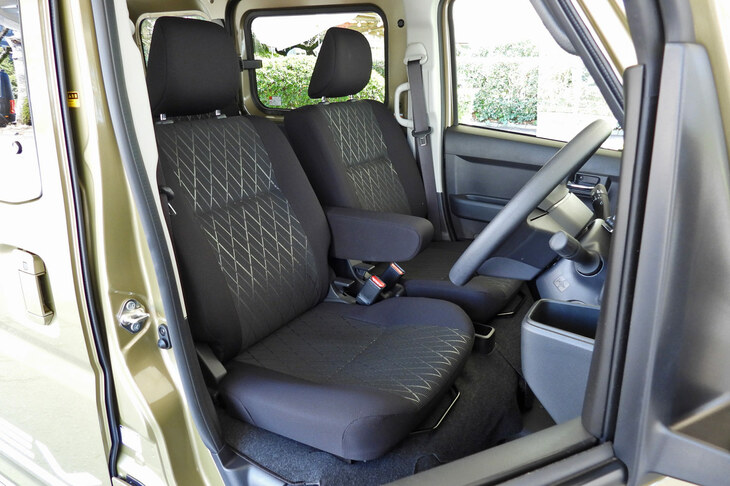 シートの仕様は基本的にエンジン車と同じだが、BEVでは前席シートヒーターを全車に採用。運転席・助手席ともにスライド／リクライニング機構が備わる。