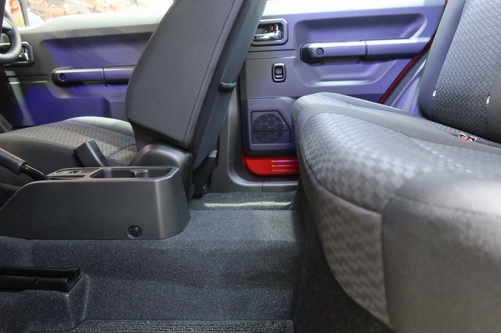 「ジムニー5ドア」の後席前方の空間。座面の先端は台座部分よりも前にせり出している。