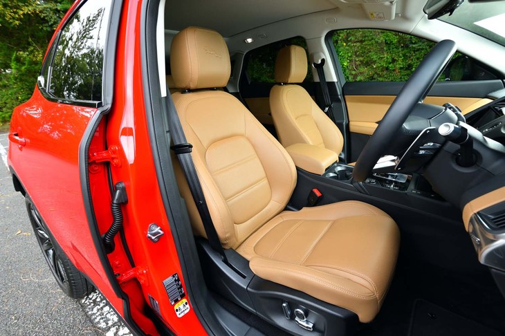 上質なレザーで仕立てられたシート。前席のヘッドレストには猛獣ジャガーをかたどった“リーパーロゴ”がエンボス加工されている。