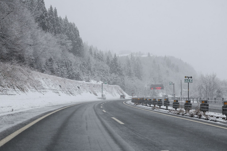 雪が積もり始め滑りやすくなった路面に遭遇しても、オールシーズンタイヤを装着していれば、走り続けることができる。