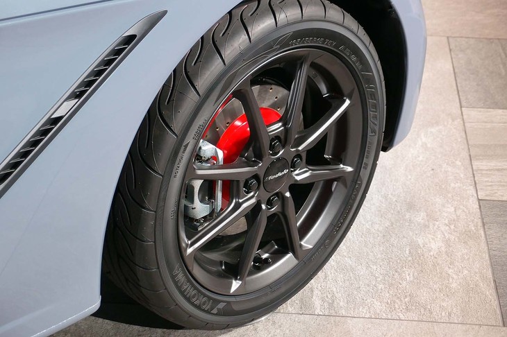 「S660」用に開発されたホイール「MR-R01」では、ホイールそのものの剛性の高さよりも、ホイールがしなることで得られる接地面圧の高さが重視されている。