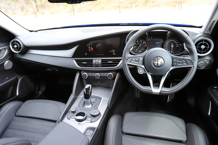 「ジュリア ヴェローチェ」では駆動方式によってハンドルの位置も異なり、4WD車では左、FR車では右となる。