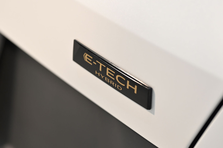 リアに貼られた「E-TECH HYBRID」のバッジ。
