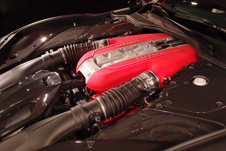 
	6.5リッターV12エンジンは、最高出力800psを発生。最大値の80%にあたるトルクを、3500rpmで生み出す。
	