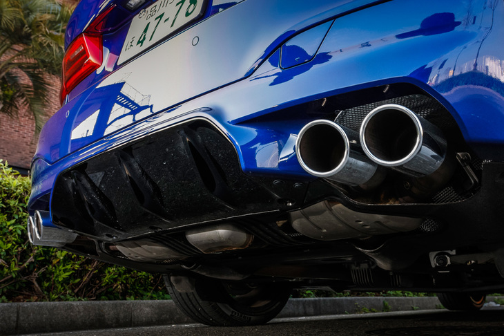 「Mモデル」専用のデュアルエキゾーストテールパイプが備わる。