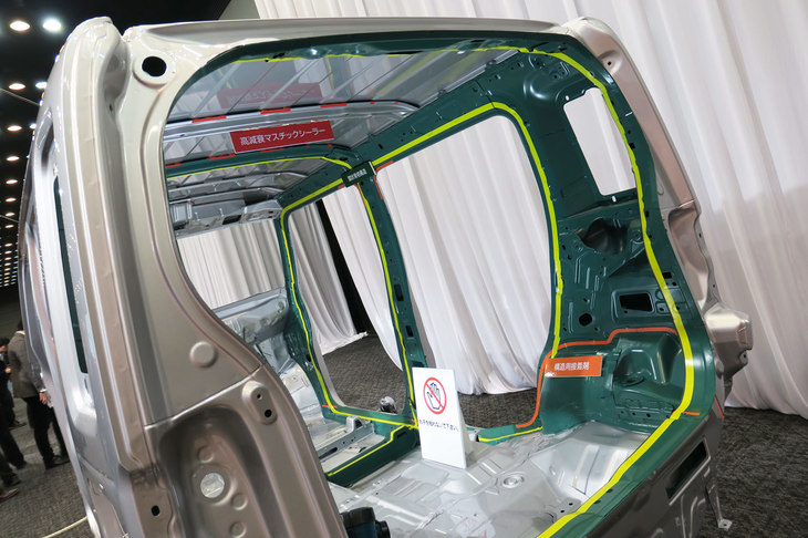 緑色の部分に注目。新型「ハスラー」では、車体にリング状に骨格を仕込むことでボディーの強度を高める、環状骨格構造が採用されているのだ。