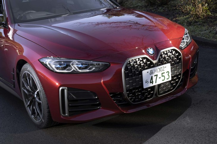 現行型の「4シリーズ」と同様、大きな縦型グリルが目を引くフロントフェイス。「セリウムグレー」のキドニーグリルやエアインテークで他モデルとの差別化が図られている。