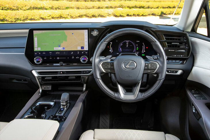 ホイールベースの拡大により、運転席まわりは従来型よりドライビングポジションが改善。ステアリングホイールにはシフトパドルが標準で備わる。