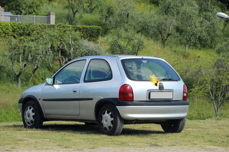 ここからは過去モデルを少々。2代目「コルサ」は2000年まで販売されていたので、最低でも20年選手ということになる。2019年6月にシエナ県で撮影。ワイパーの尻尾ふりふりステッカーは、少し前にイタリアではやったもの。