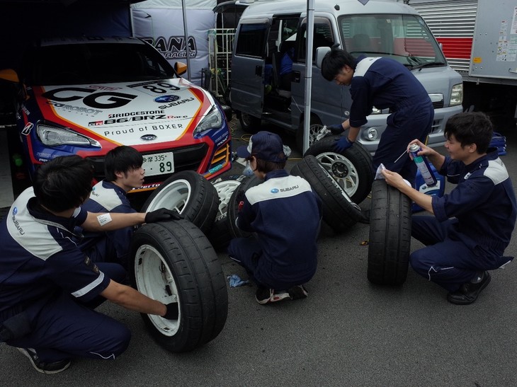 専有走行が終わったあとで、予選に向けてのメンテナンスと掃除をします。写真は専有走行で使ったホイールの掃除をしてもらっている様子です。ディーラーメカニックさんの中には、以前86/BRZ Raceを見にきたことがあるという方もいて、常にマシンやレースの話をしながら、とても楽しそうに作業していました！