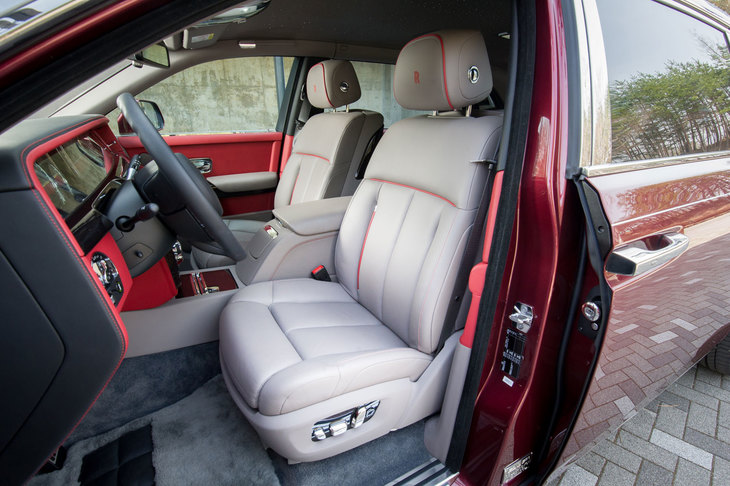 長年にわたり、「マジック・カーペット・ライド」と称される快適な乗り心地と、高い静粛性を追求してきたロールス・ロイス。新型「ファントム」では、従来モデルより10％も車内の騒音レベルを低下させている（100km/h走行時）。