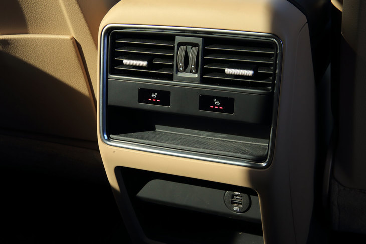 センターコンソールの後端には、後席用のシートヒーターやUSBコネクターが備わっていた。