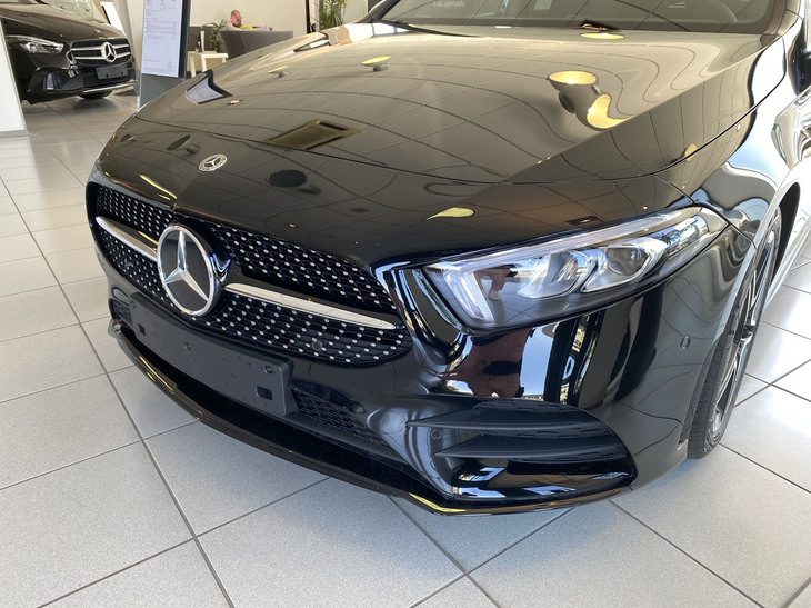 「メルセデス・ベンツAクラス」（W177）のフロントバンパーまわり。一見単純に見えて、多数のパーツで構成されている。