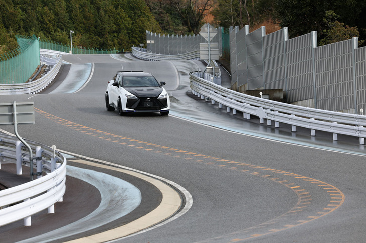 タイヤサイズの拡大や新しい空力性能に合わせてコイルスプリングやショックアブソーバーを専用チューニング。走りのプロデュースはレーシングドライバーの佐々木雅弘選手が担当した。