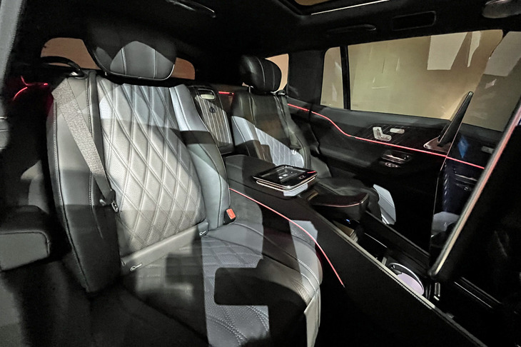 「マイバッハGLS600ナイトエディション」の後席座席。中央トリムに専用のダークシャドウグロスパーツが備わる。