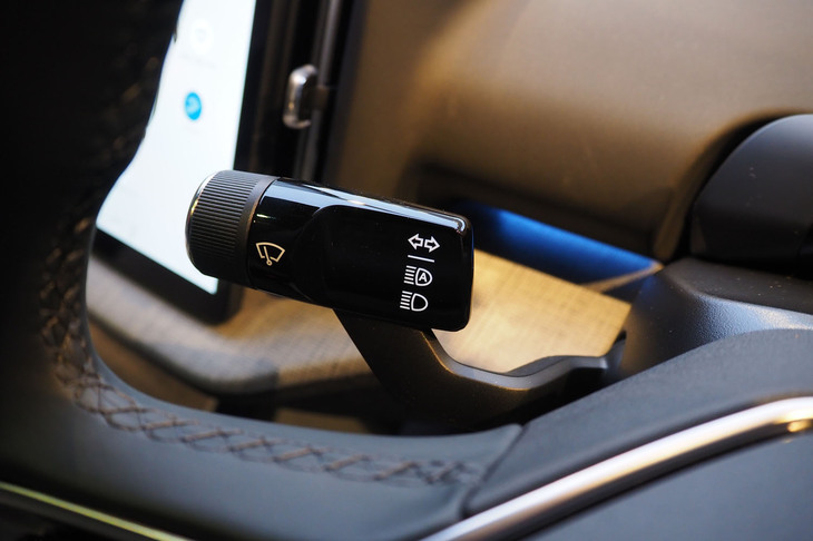 ボルボEX30クロスカントリー（用品装着車のウインカーレバー）