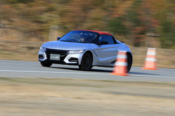 「S660モデューロX」の試乗に参加したのは、年齢層を問わず、運転経験の豊富なクルマ好きな人たちばかり。試乗後に感想を聞こうと近づくと、誰もが笑顔であったことが印象的だった。