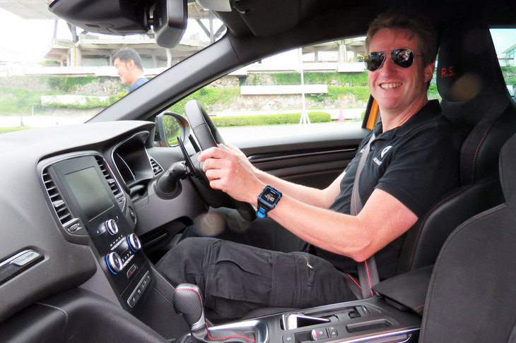 ドライバーズシートでご満悦なメリメ氏。運転中の楽しげな様子も印象的な人物だった。