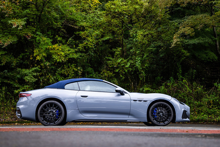 電動ソフトトップを閉じた様子。ソフトトップは写真の「ブルーマリーン」のほか、「ブラック」「タイタングレー」「グレージュ」「グラナータ」の全5種類から選択できる。