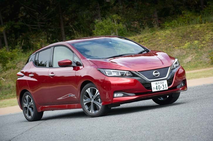 新型では駆動用バッテリーの容量が増えたため、80％までの急速充電に要する目安の時間が、従来の30分から40分へと長くなっている。