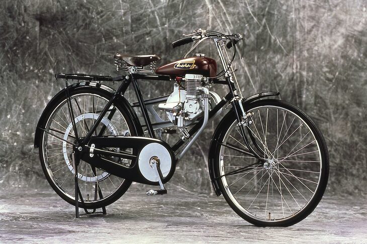 ホンダ初のオリジナル製品とされる「A型自転車用補助エンジン」（1947年）。ホンダは今回の「スマチャリ」のような、自転車用の後付け補助エンジンから事業をスタートさせたのだ。（写真：本田技研工業）