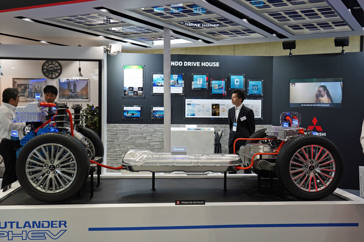 三菱自動車が展示した「アウトランダーPHEV」のカットモデル。